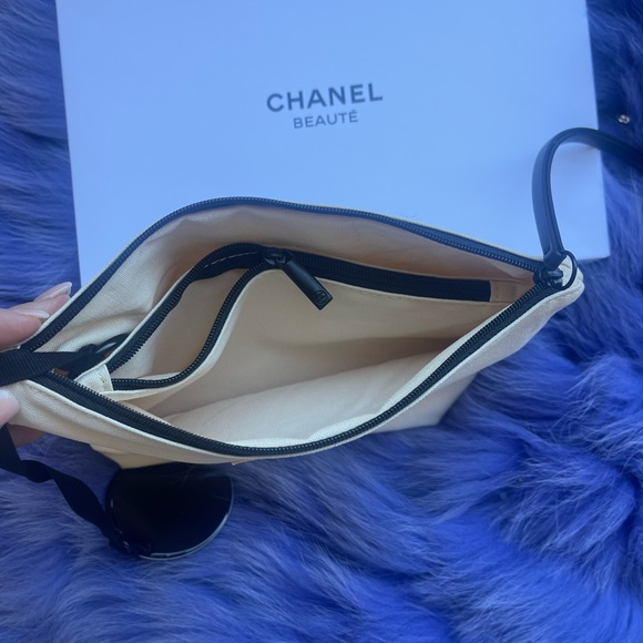 Authentic Chanel makeup pouch - Picture 3 of 4